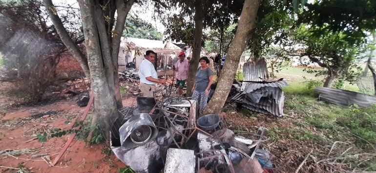 Tras el incendio de la vivienda, la abuela y su hija perdieron sus pertenencias.
