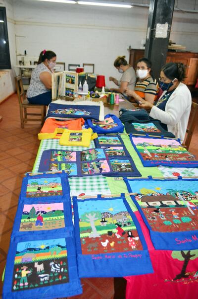 Los cuadros y bolsos con apliques son creaciones originales de las artesanas que se dedican al diseño y terminación de las obras.