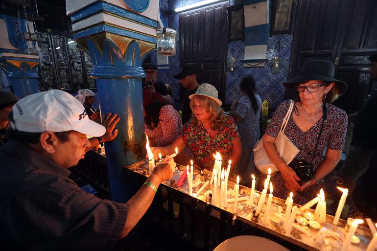 Visitantes encienden velas en la sinagoga de El Ghriba, para conmemorar el día sagrado de Lag B'Omer.