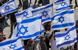 Manifestantes con banderas israelíes marchan contra la reforma judicial, este jueves en Tel Aviv.