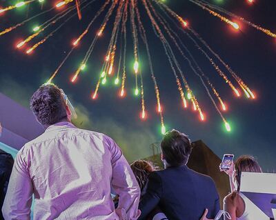 El broche de oro de la inauguración se dio con los fuegos artificiales desde la terraza del edificio.