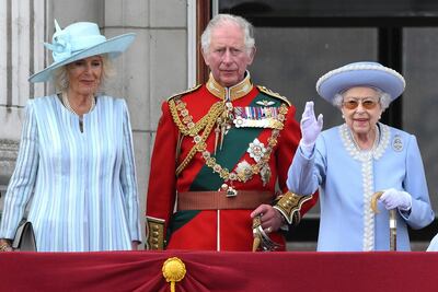 TOPSHOT - Los nuevos reyes, Carlos III y Camila, en una imagen de archivo junto a la soberana británica que falleció ayer a la edad de 96 años.  (AFP)