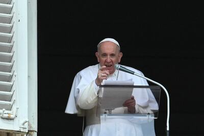 El papa Francisco habla desde su ventana hacia la plaza San Pedro.