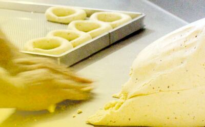 Varias marcas ya venden la masa cruda, lista para darle las formas que uno quiere y hornearlas.