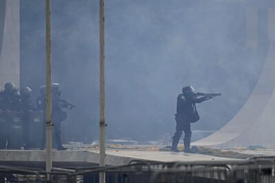 Policías antidisturbios en el palacio presidencial de Planalto, sede del Gobierno de Brasil, este domingo.