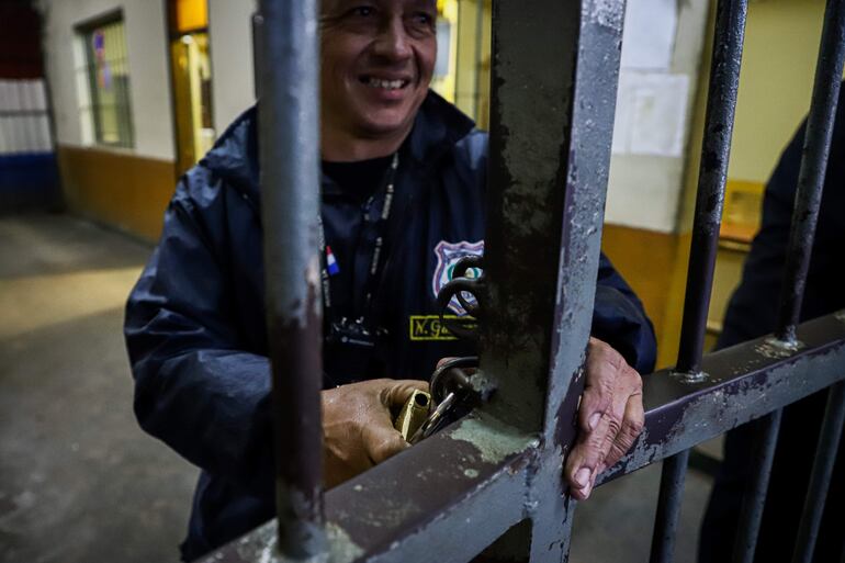 Un guardia cierra el portón de acceso de la Penitenciaría de Tacumbú hoy en Asunción (Paraguay). 
