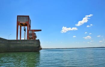 La crisis hidrológica afecta también al embalse de Itaipú.