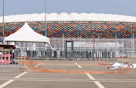 Esta fotografía tomada el 25 de enero de 2022 en la entrada del estadio Olembe en Yaundé muestra barreras en el suelo en el lugar de la estampida.