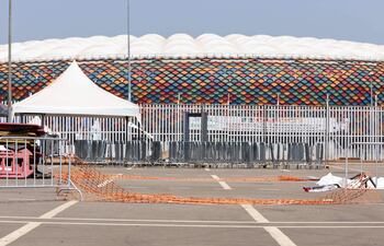 Esta fotografía tomada el 25 de enero de 2022 en la entrada del estadio Olembe en Yaundé muestra barreras en el suelo en el lugar de la estampida.