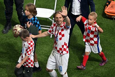 Luka Modric de Croacia (C) reacciona con sus hijos después del partido de fútbol por el tercer lugar de la Copa Mundial de la FIFA 2022 entre Croacia y Marruecos en el Estadio Internacional Khalifa en Doha, Qatar, el 17 de diciembre de 2022.