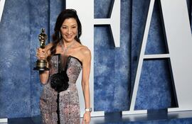 Michelle Yeoh posa con su Óscar a su llegada a la fiesta de Vanity Fair. La intérprete oriunda de Malasia se convirtió en la primera asiática en ganar el premio a Mejor Actriz.