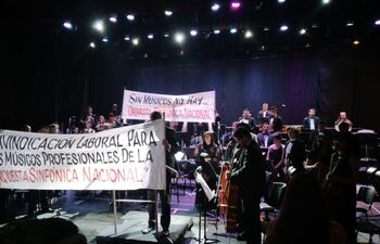 Músicos de la Orquesta Sinfónica Nacional se manifestaron ayer antes de un concierto.