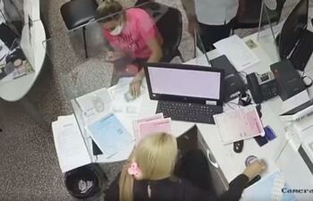 Momento en que la ciudadana supuestamente retira de nuevo el dinero.