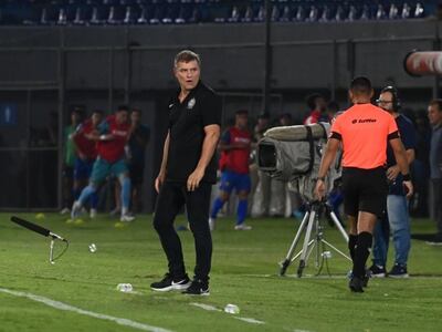El uruguayo Diego Aguirre, entrenador de Olimpia, durante el partido contra Sportivo Luqueño en el estadio Defensores del Chaco de Asunción por la duodécima jornada del torneo Apertura 2023 del fútbol paraguayo.