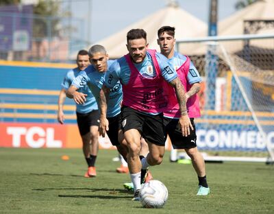 Fotografía cedida por la Asociación Uruguaya de Fútbol (AUF) que muestra al centrocampista uruguayo Nahitan Nández durante un entrenamiento hoy en Brasilia (Brasil).