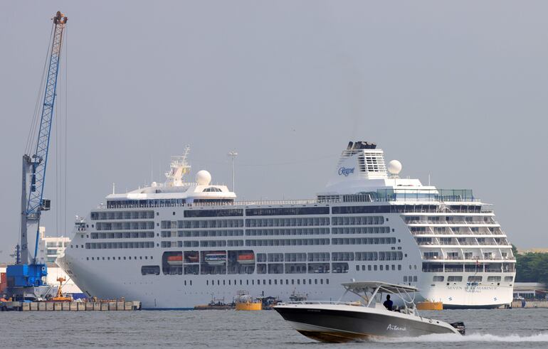 El crucero Seven Seas Cruises atracado en el muelle turístico de la Sociedad Portuaria en Cartagena, Colombia.