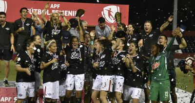 La celebración con trofeo de las campeonas invictas del torneo Clausura de Fútbol Femenino, el equipo de Libertad/Limpeño.