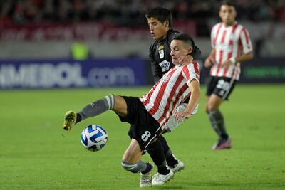 El volante “picharrata”, Fernando Zuqui, se queda con el esférico ante la arremetida del mediocampista Ronal Domínguez.