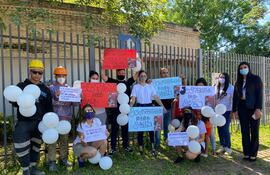Padres y familiares del niño de 2 años, fallecido el 31 de ocutbre pasado, se manfiestaron para exigir mayor diligencia por parte de la fiscala Laura Finestra.