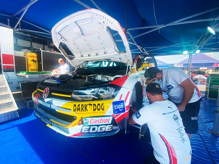 Últimos retoques al VW Polo GTI R5 de Gustavo Saba.