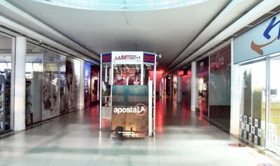 Con su actuar, el delincuente despistó a todos los guardias distribuidos en el interior del local.