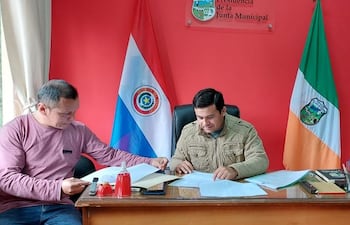 Los concejales aliancistas Elvio Greco Benitez (izquierda) e Ireneo Ortigoza verificando el informe de la intendencia municipal con relación a las becas.