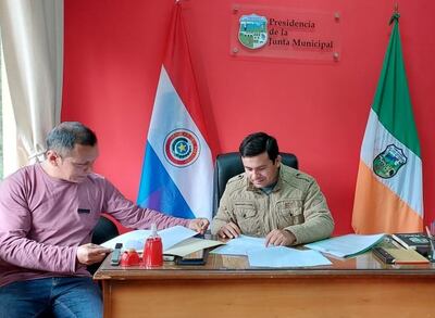 Los concejales aliancistas Elvio Greco Benitez (izquierda) e Ireneo Ortigoza verificando el informe de la intendencia municipal con relación a las becas.