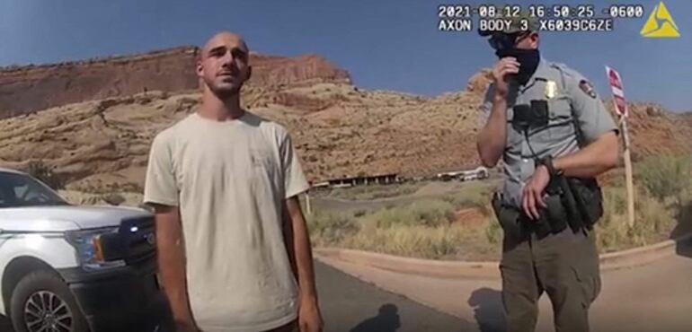 La captura de un video de la policía de la ciudad de Moab, en Utah, muestra a Brian Laundrie hablando con un oficial que acudió ante un incidente entre él y su novia Gabrielle Petito. 