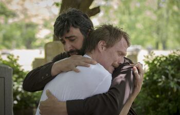 Paul Bettany y Peter Macdissi en "Tío Frank".