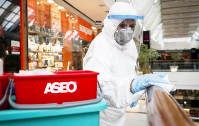 El coronavirus sobrevive más o menos tiempo fuera del cuerpo, dependiendo de diversos factores.