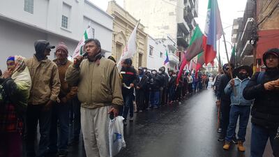 Mientras autoridades niegan cierres, agentes desvían el tránsito porque Azara está siendo bloqueada por la marcha campesina.