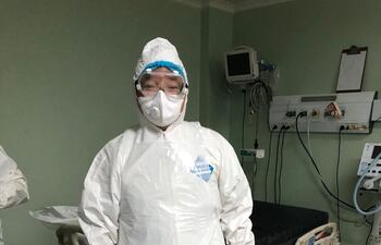 Imágenes del planten médico atendiendo un caso. Hasta el momento, el Hospital Nacional de Itauguá no registra casos positivos de coronavirus.