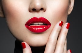 Pintarse los labios de rojo alegra el día y aporta sensualidad.