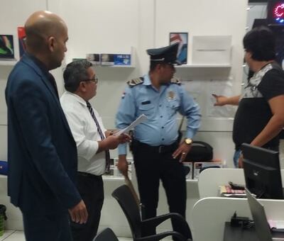 La comitiva fiscal-policial en el local comercial allanado en Ciudad del Este.