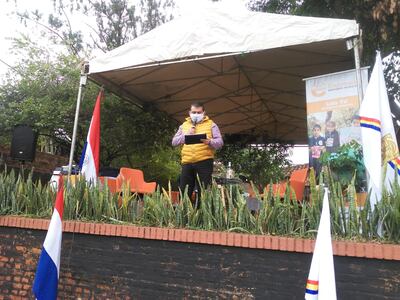 El intendente Luis Yd, haciendo oficina en su patio.