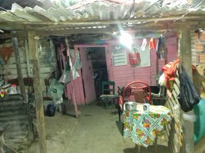 La precaria vivienda de la señora Gudelia Delvalle de Bracho y el Ministerio de Hacienda le cortó la pensión de G.500 mil porque su marido tiene una jubilación de G.800 mil.