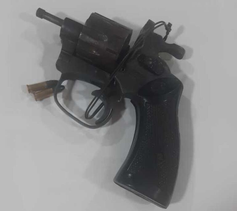Pistola encontrada en poder del detenido.