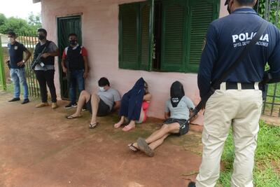 Los tres detenidos bajo custodia policial, este miércoles en San Lorenzo.