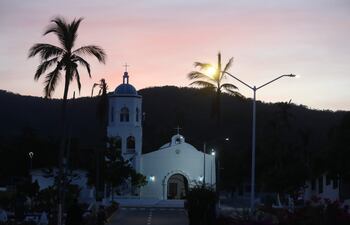 Vista hoy de una iglesia y un panteón al interior del complejo turístico "Las Islas Marías", en el estado de Nayarit (México).