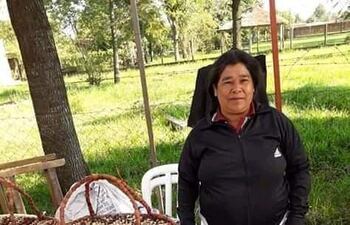 Doña Francisca Fernández con su artesanía.