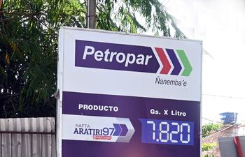 Una de las estaciones de servicio con el emblema de Petropar, con los precios actualizados, este 1 de enero.