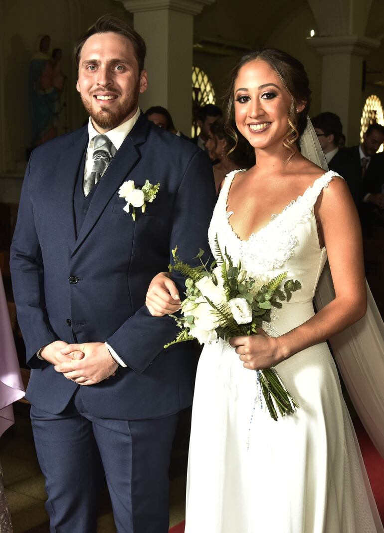 La pareja ante el altar.