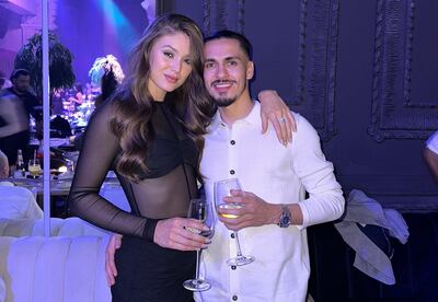 La cumpleañera Natasha Soley brindando con su novio Jesús Medina.