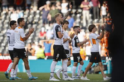 Los jugadores del Valencia tras vencer por 2-0 al Celta en el partido de Liga que disputan en el estadio Mestalla de Valencia.