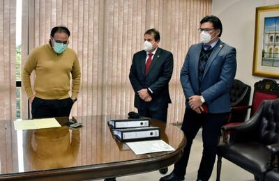 El Ing. Alejandro Takahasi, secretario ejecutivo de la EBY, entregó la documentación a la Cámara de Diputados.