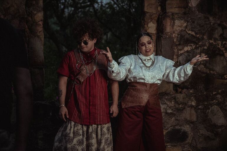 Miguel Narváez y Jennifer Hicks en una escena del videoclip.