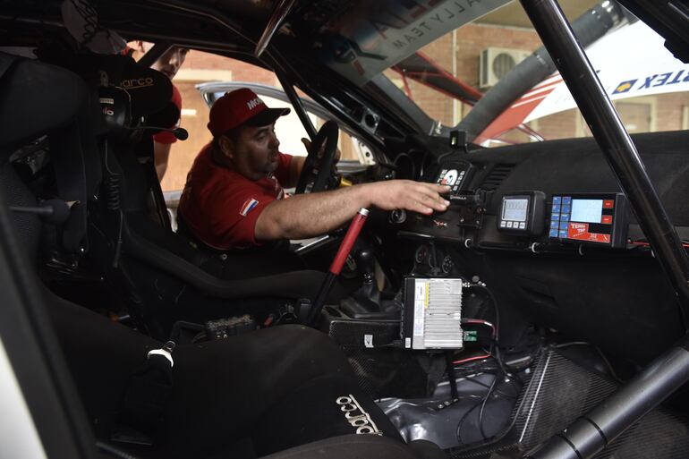 El Mitsubishi Lancer EVO X de Nicolás Tómboly siendo verificado por los responsables de la parte mecánica para dejar 10 puntos antes de arrancar la carrera esta mañana.