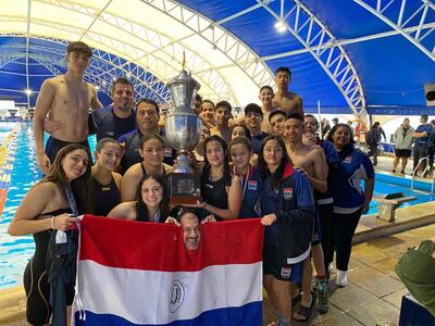 Los jóvenes paraguayos que se consagraron campeones del certamen de natación Promesas del Cono Sur, en Rosario, Argentina.