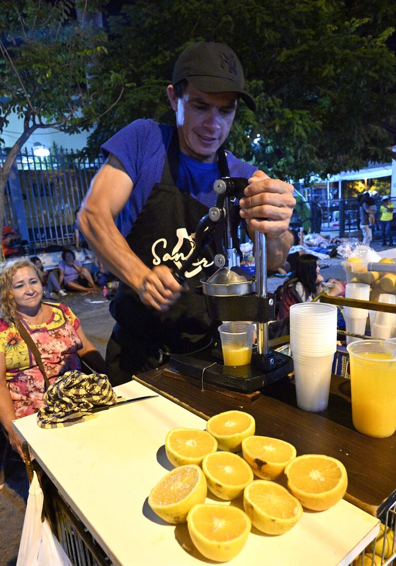 El novedoso exprimido de naranjas en la calle que apareció exitosamente este año. 