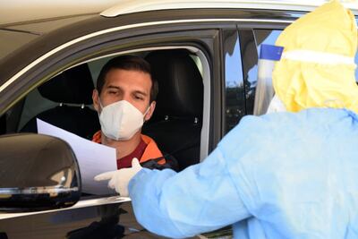 Pablo Daniel Zeballos Ocampos (34), del 12 de Octubre, observa el formulario a ser completado.